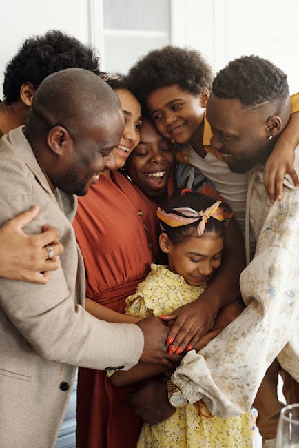 Famille diversifiée partageant un câlin chaleureux
