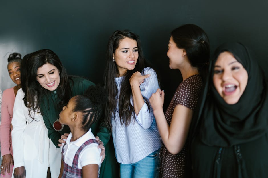 Groupe de femmes diversifiées en conversation