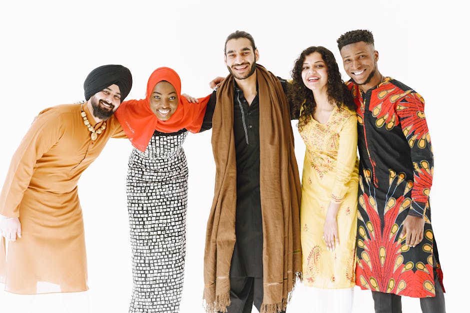 Groupe diversifié de jeunes en vêtements traditionnels multiculturels