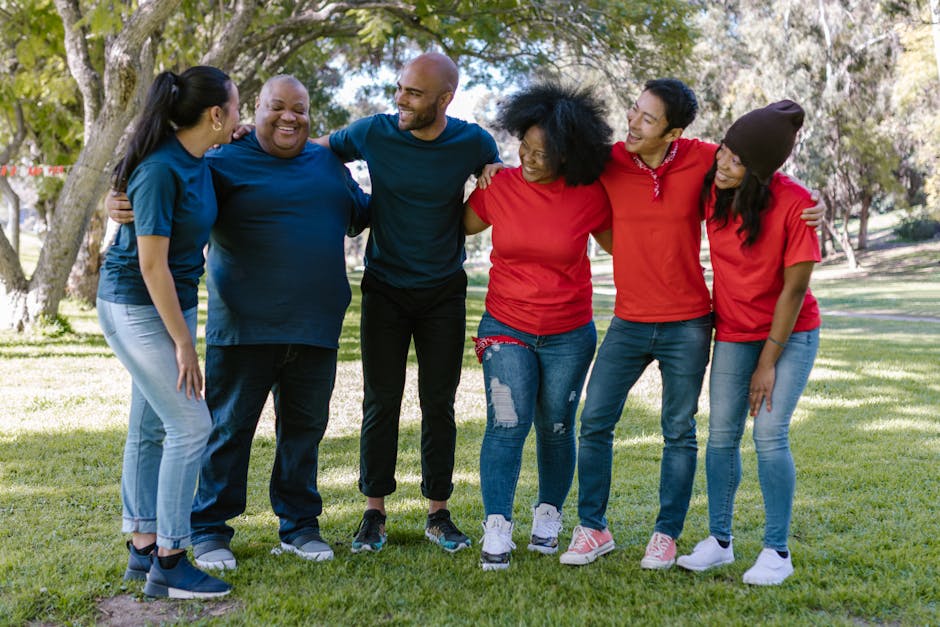 Groupe diversifié d'amis souriants dans un parc ensoleillé