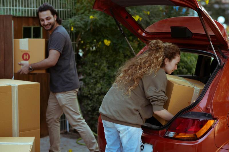 Couple déménageant des cartons, représentant l’aide au logement et le soutien à l’installation pour immigrants au Québec