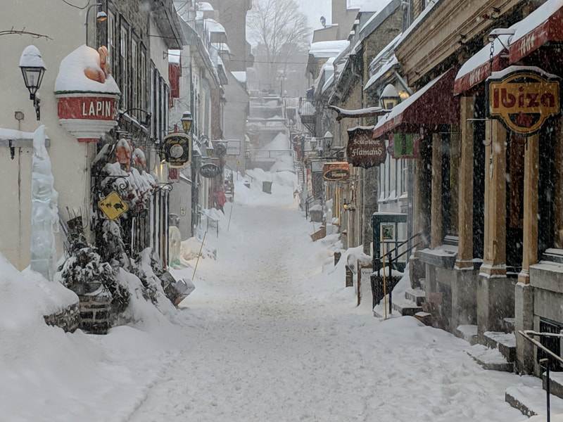Immigrants s’adaptant à l’hiver québécois, participant à des activités hivernales et découvrant les moyens de bien vivre cette saison unique.