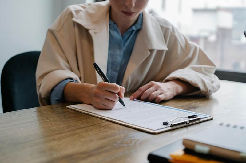 Immigrant rédigeant un CV adapté aux normes québécoises, illustrant les bonnes pratiques pour optimiser sa recherche d’emploi.