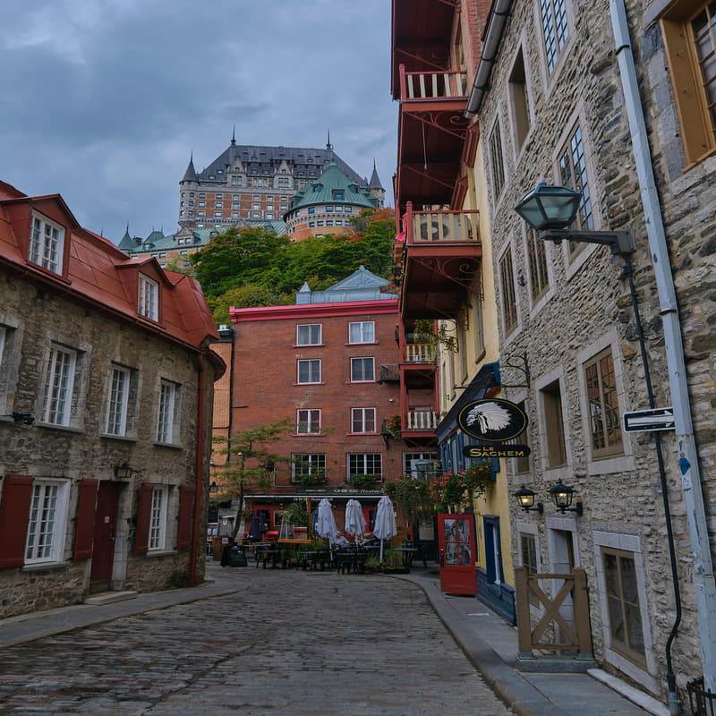 Bâtiments typiques au Québec, illustrant l’architecture locale qui combine des éléments traditionnels et des designs modernes.
