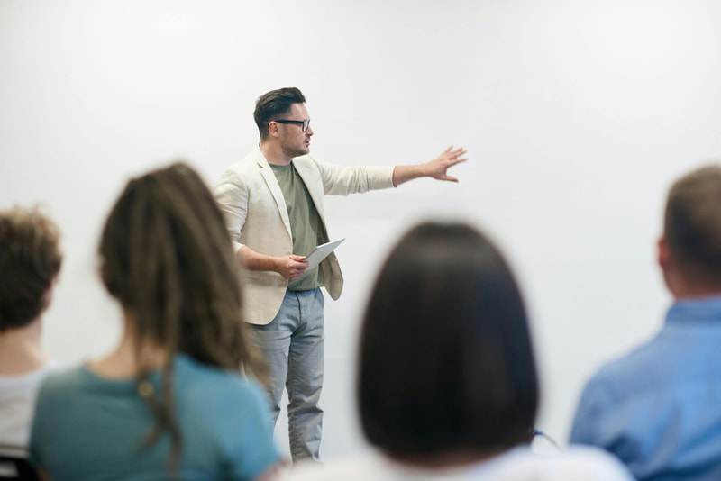 Immigrants participant à un cours de français au Québec, illustrant les programmes et services disponibles pour faciliter leur intégration linguistique.